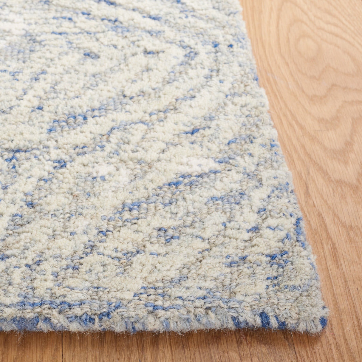 Safavieh Metro Met905M Blue/Ivory Rug.