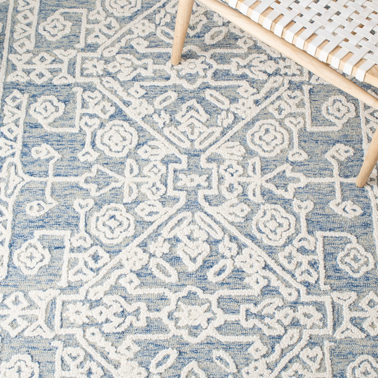 Safavieh Metro Met907M Blue/Ivory Rug.