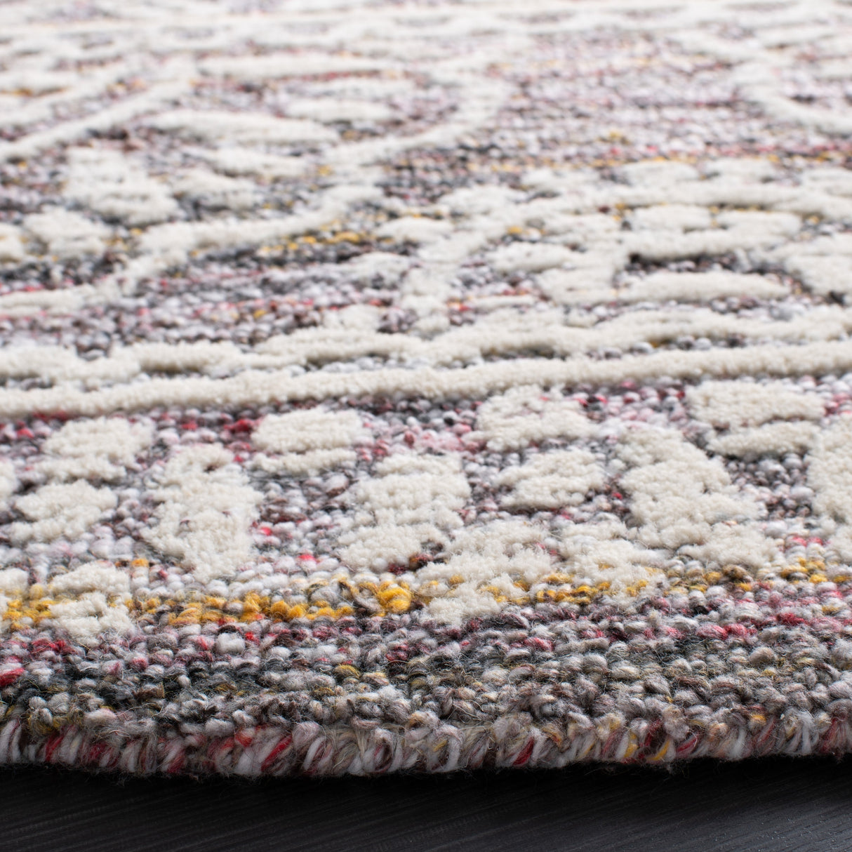Safavieh Metro Met910Q Red/Ivory Rug.