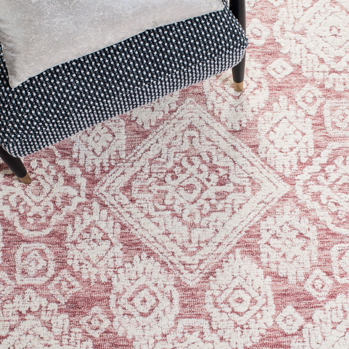 Safavieh Metro Met987U Dark Pink/Ivory Rugs.