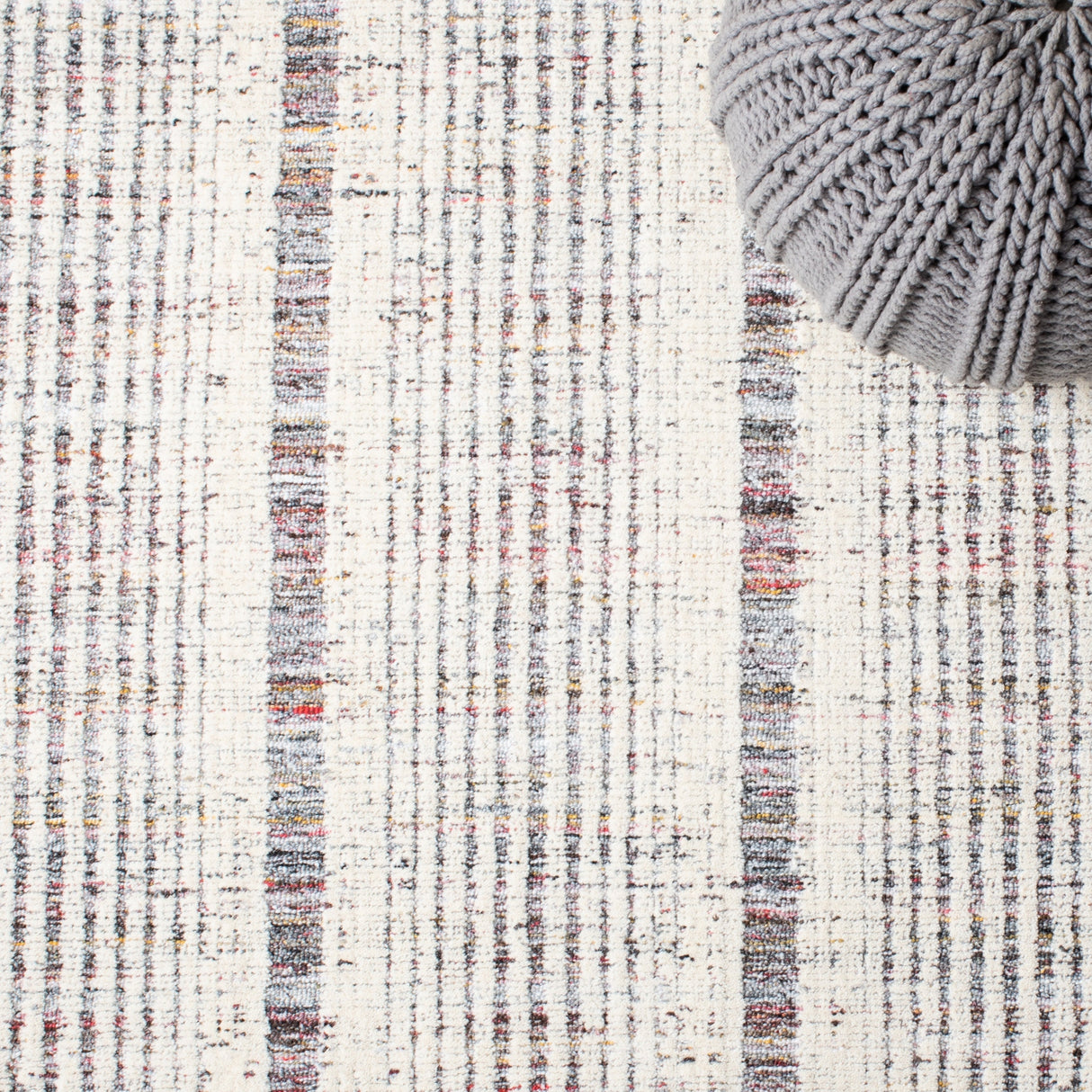 Safavieh Metro Met991Q Red/Ivory Rug.