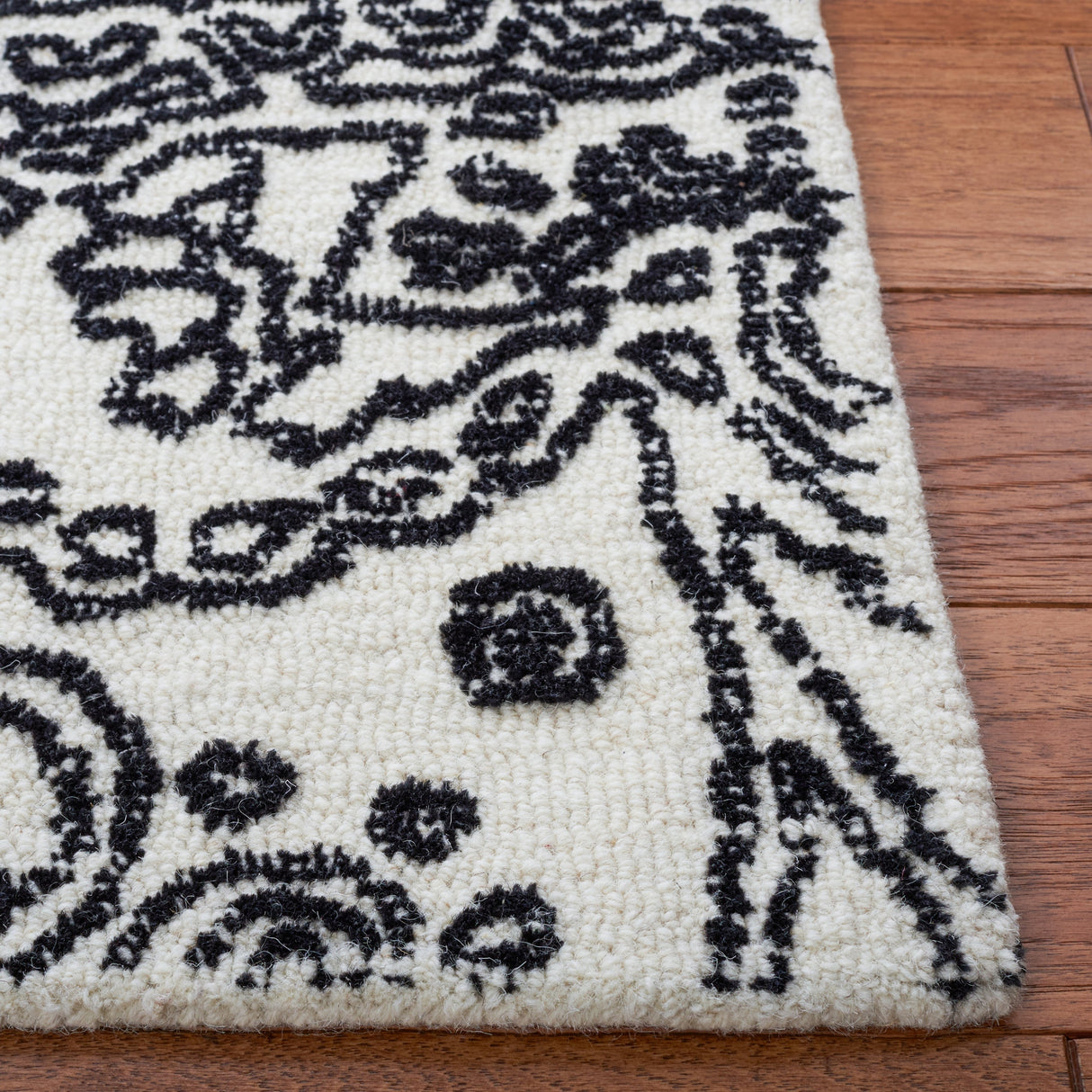 Safavieh Metro Met993A Ivory/Black Rugs.