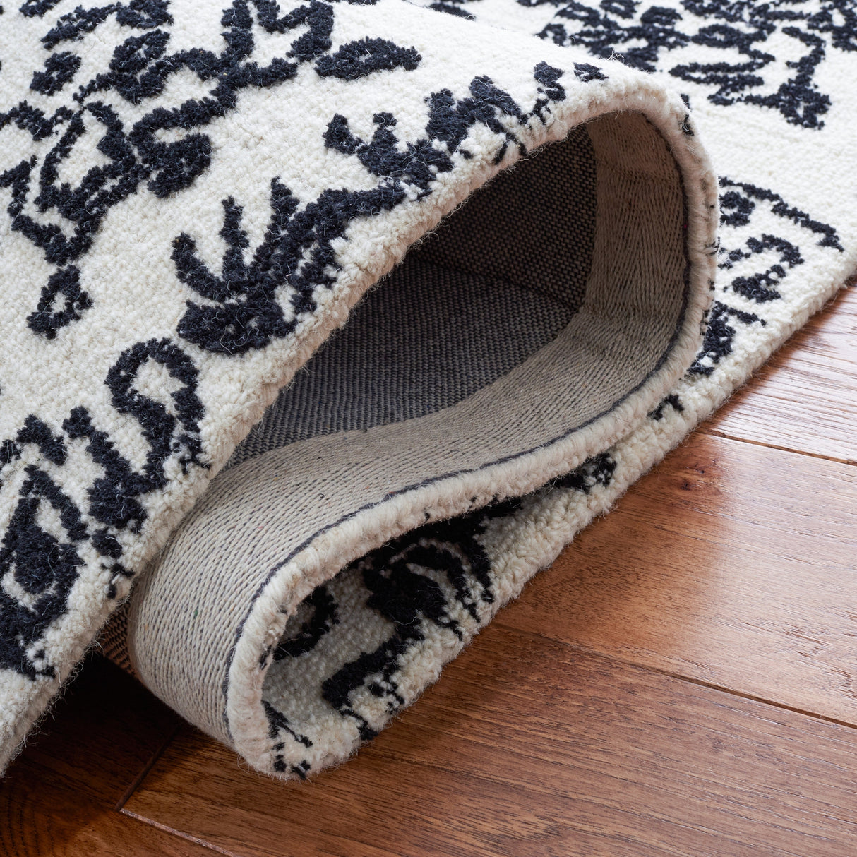 Safavieh Metro Met993A Ivory/Black Rugs.