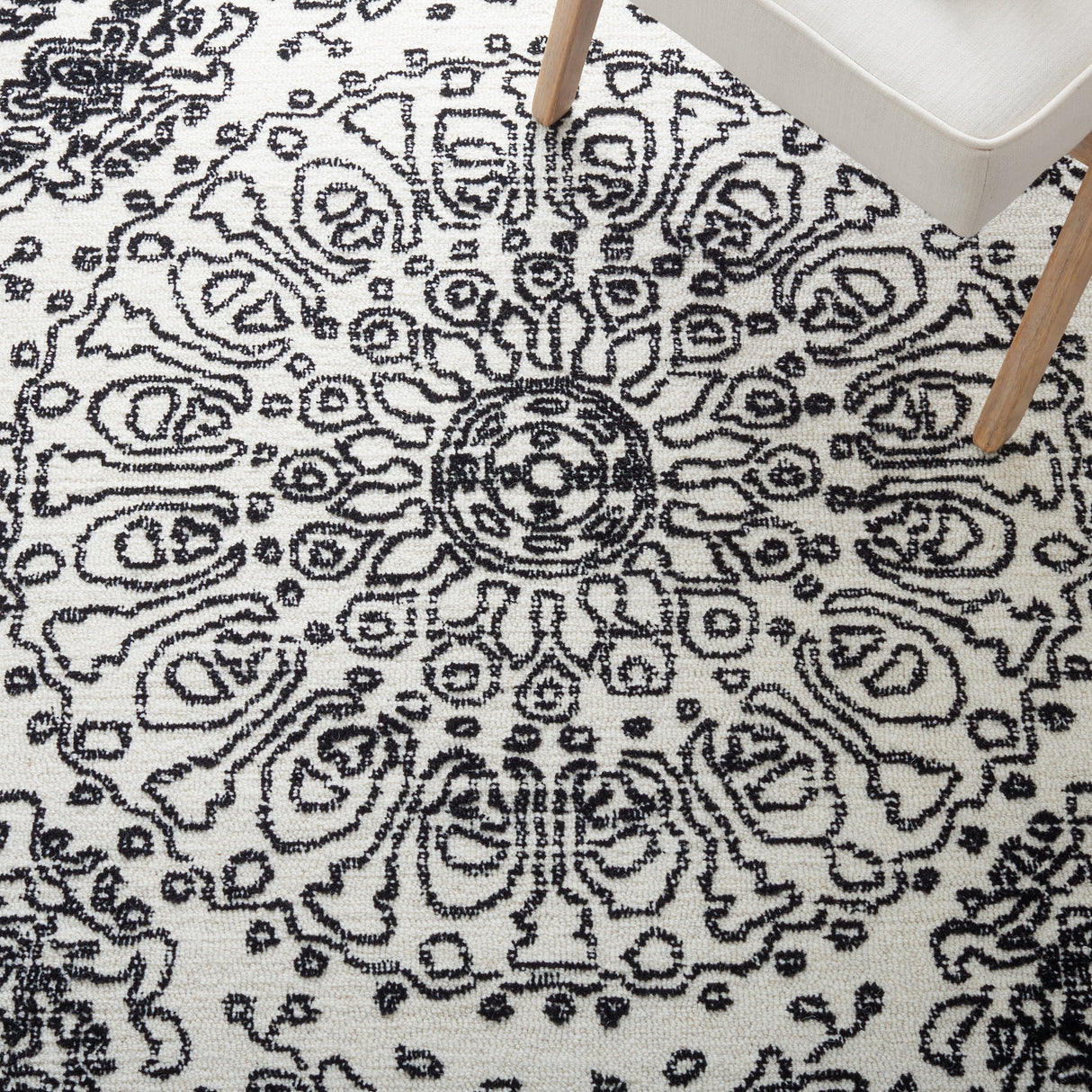 Safavieh Metro Met993A Ivory/Black Rugs.