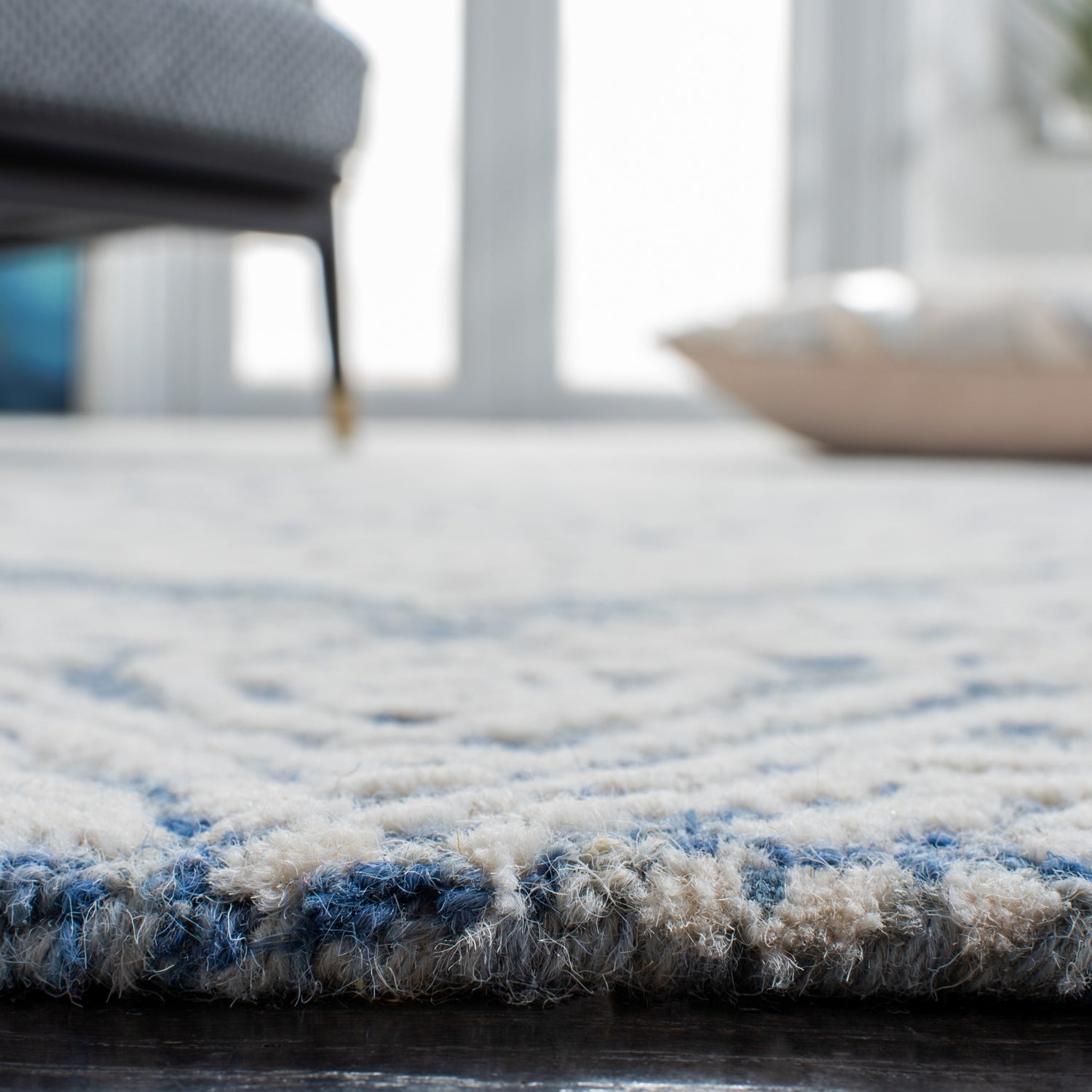 Safavieh Metro Met993M Blue/Ivory Rugs.