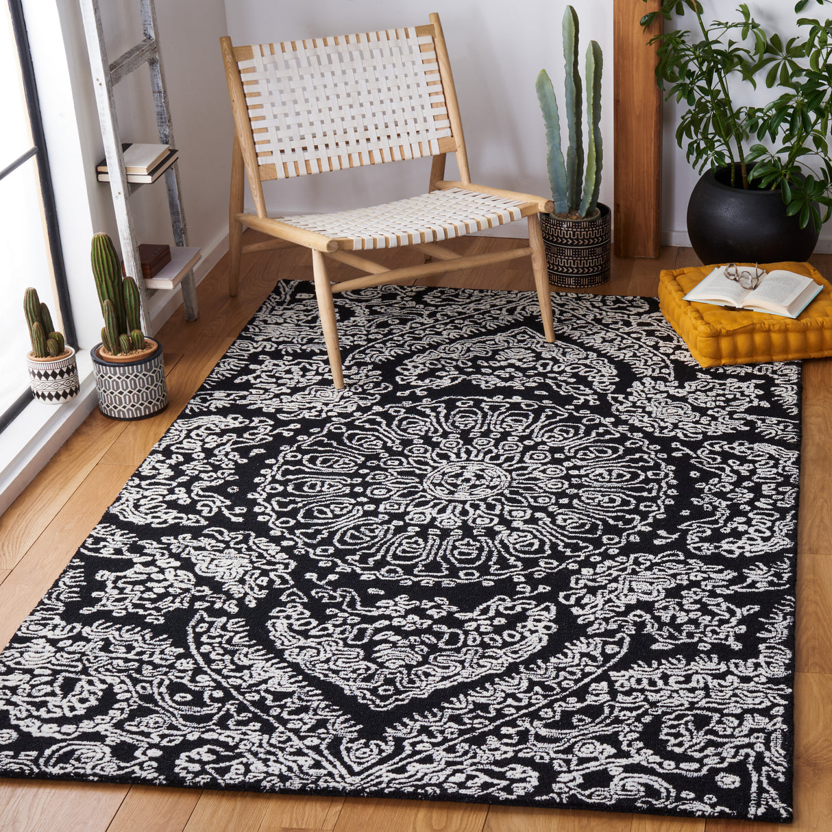 Safavieh Metro Met993Z Black/Ivory Rugs.