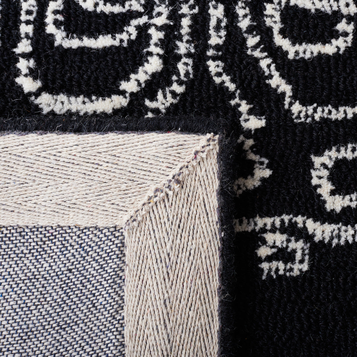 Safavieh Metro Met993Z Black/Ivory Rugs.