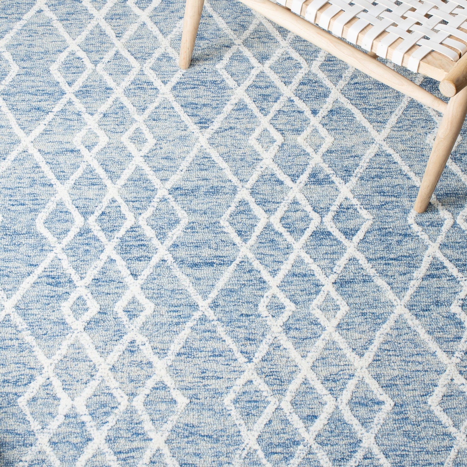 Safavieh Metro Met994M Blue/Ivory Rugs.