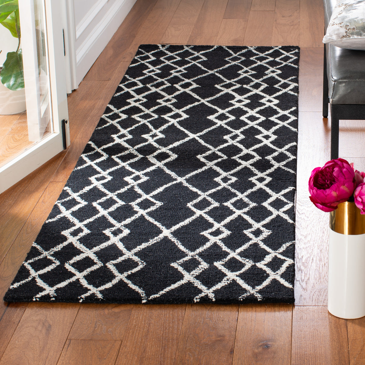 Safavieh Metro Met994Z Black/Ivory Rugs.