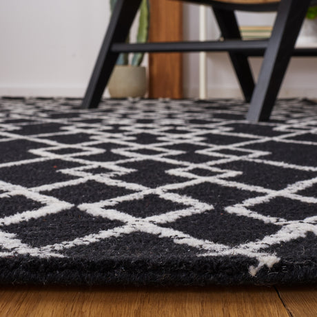 Safavieh Metro Met994Z Black/Ivory Rugs.