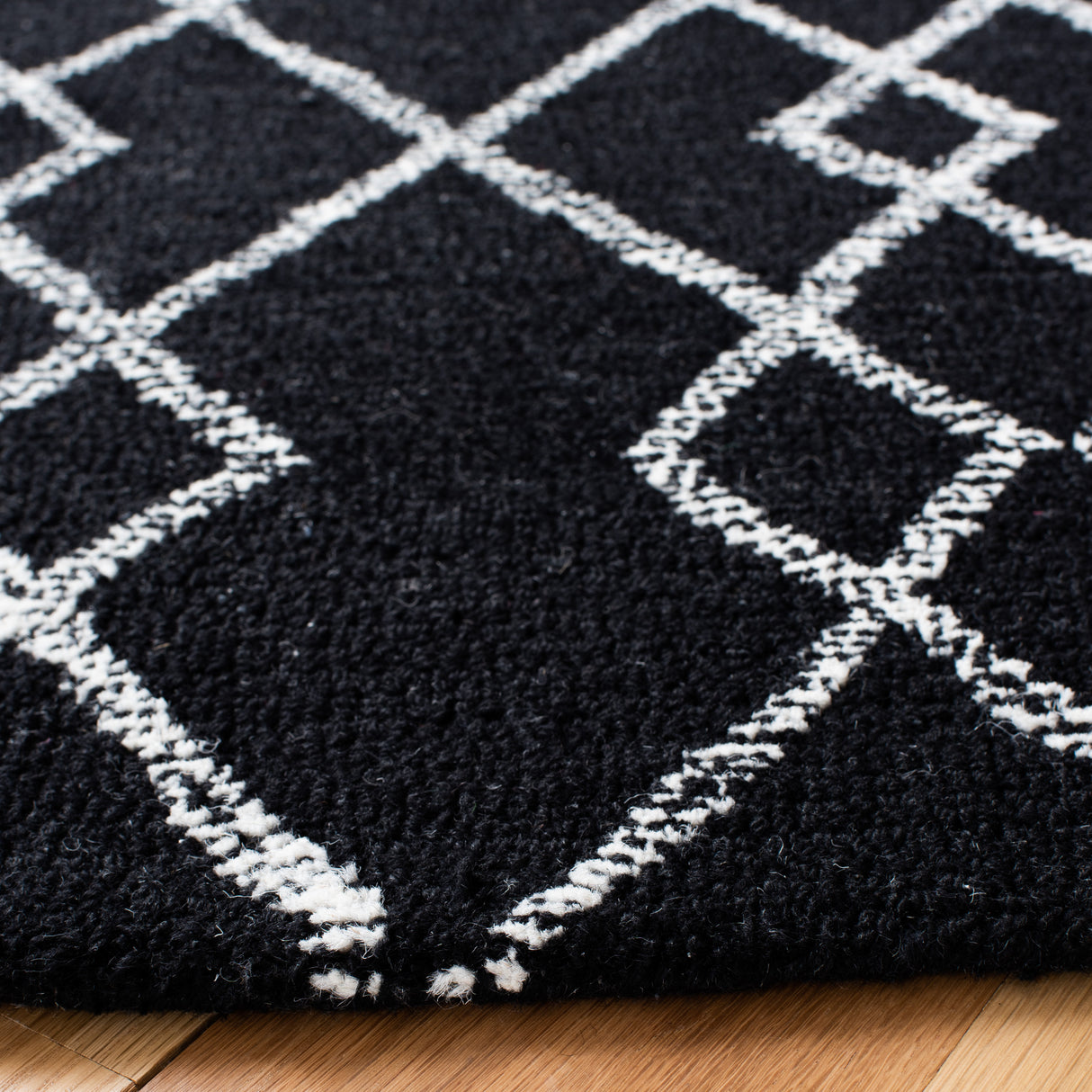 Safavieh Metro Met994Z Black/Ivory Rugs.