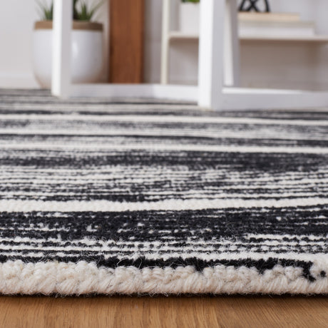 Safavieh Metro Met995B Ivory/Black Rugs.