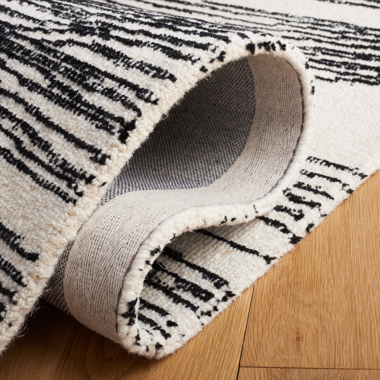 Safavieh Metro Met995B Ivory/Black Rugs.
