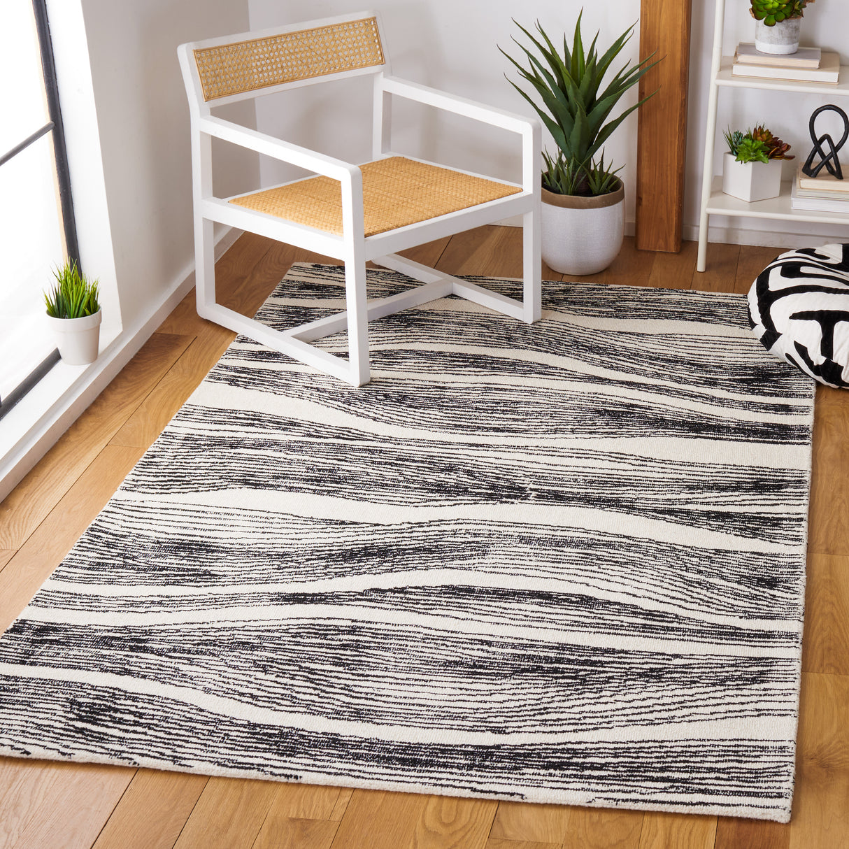 Safavieh Metro Met995B Ivory/Black Rugs.