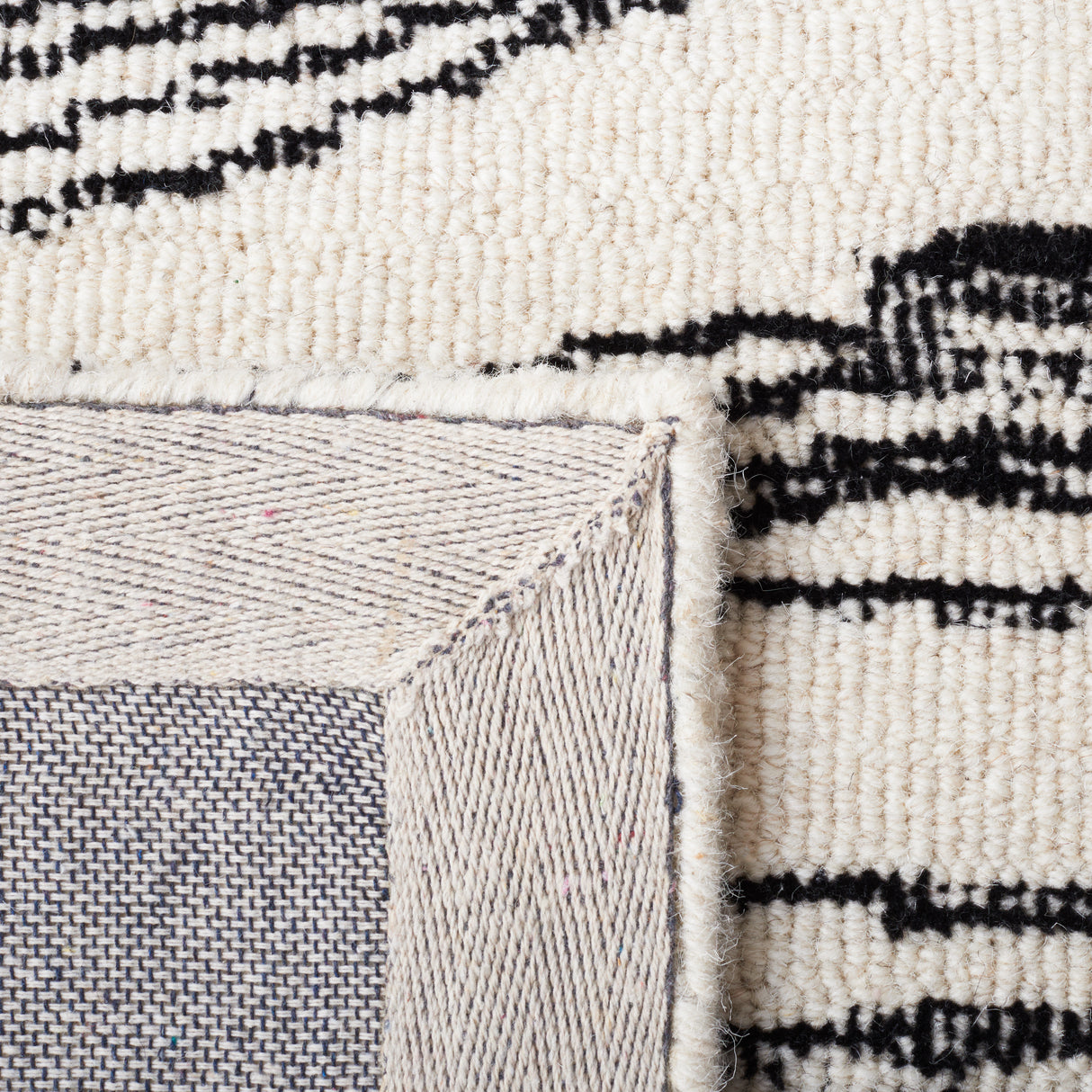 Safavieh Metro Met995B Ivory/Black Rugs.