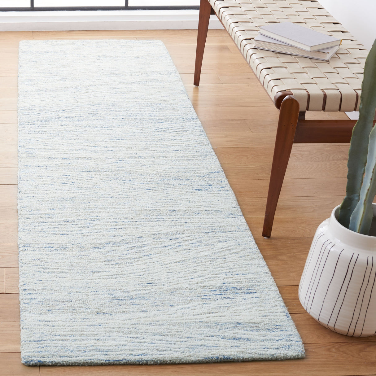 Safavieh Metro Met995L Light Blue/Ivory Rugs.