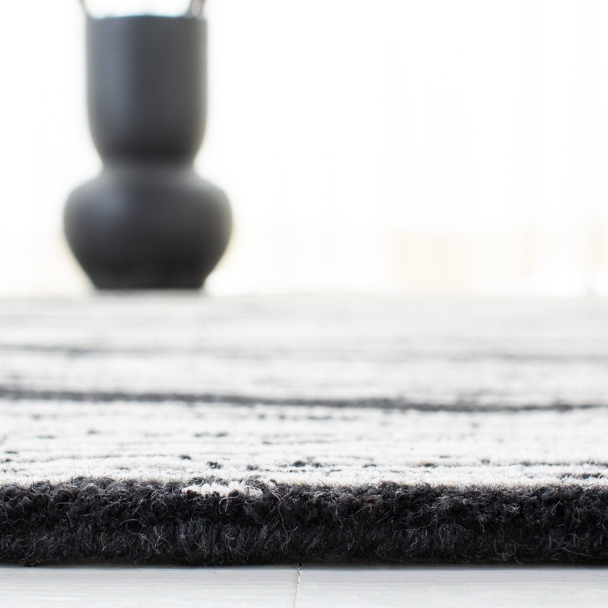Safavieh Metro Met995Z Black/Ivory Rugs.