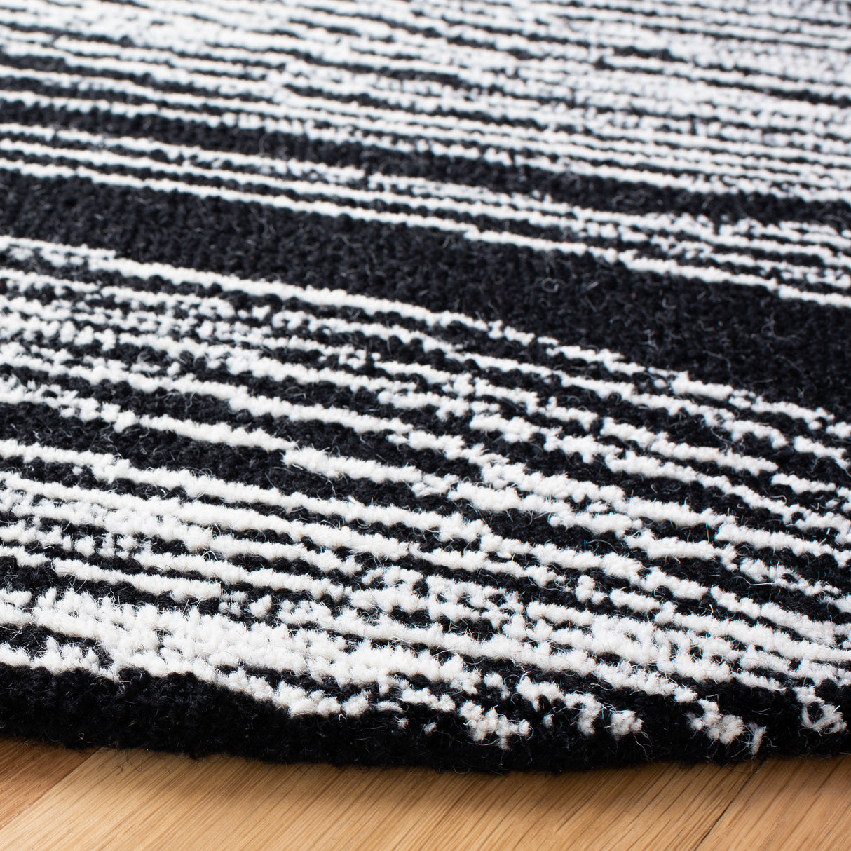 Safavieh Metro Met995Z Black/Ivory Rugs.