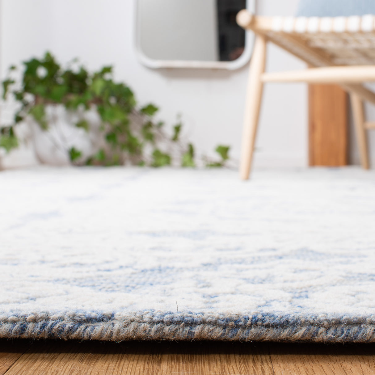 Safavieh Metro Met997M Blue/Ivory Rugs.