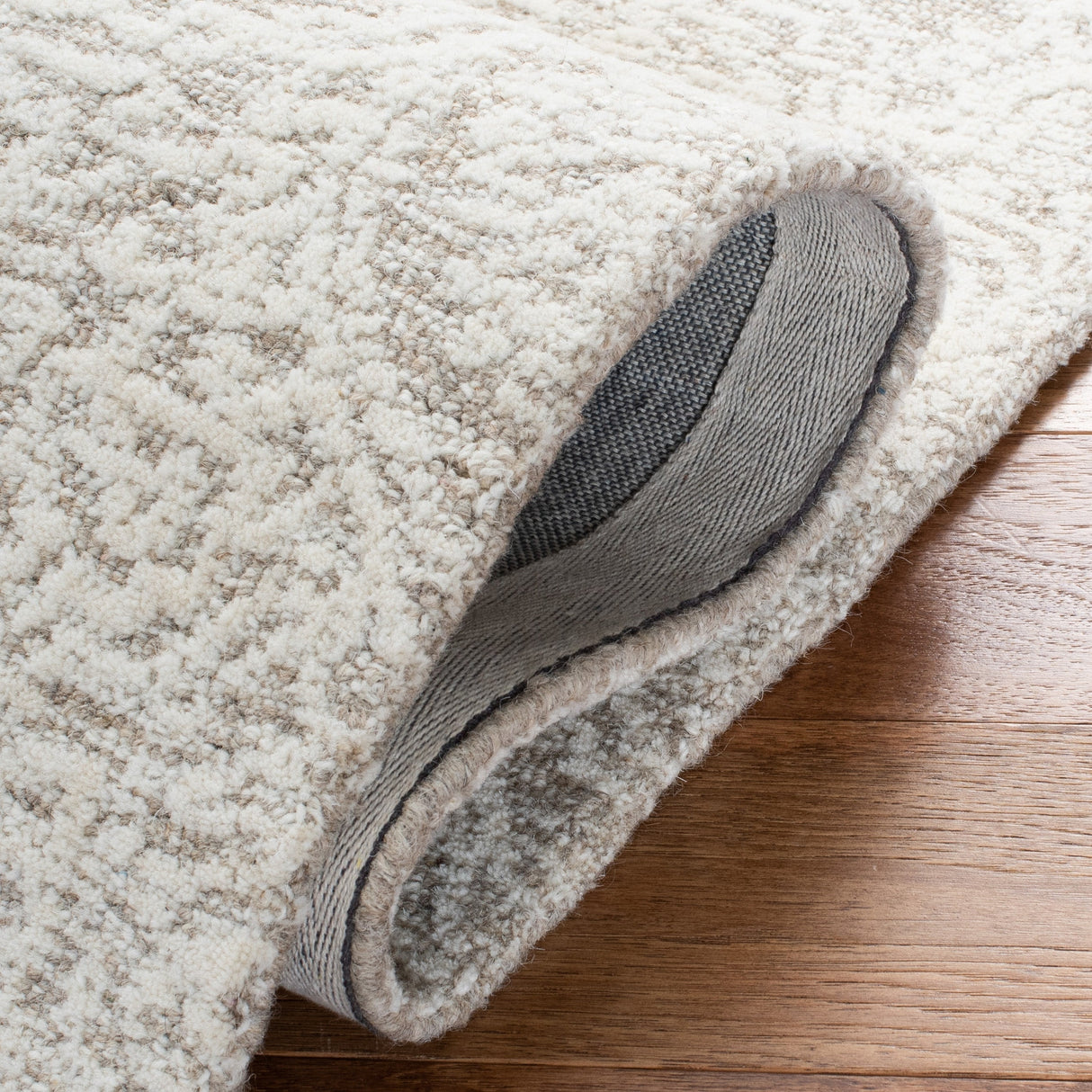 Safavieh Metro Met998A Natural/Ivory Rug.