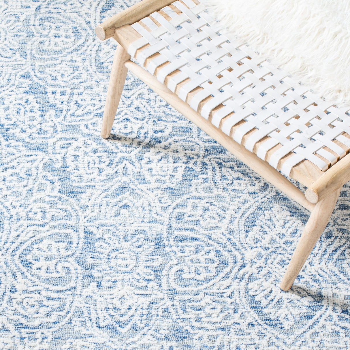 Safavieh Metro Met998M Blue/Ivory Rugs.