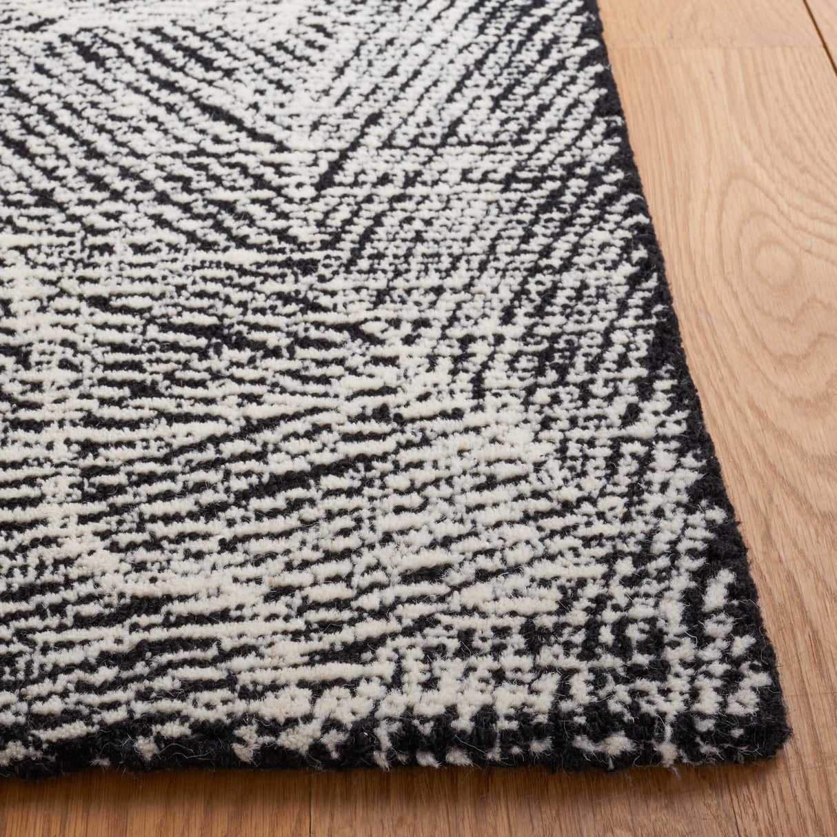 Safavieh Metro Met999Z Black/Ivory Rugs.