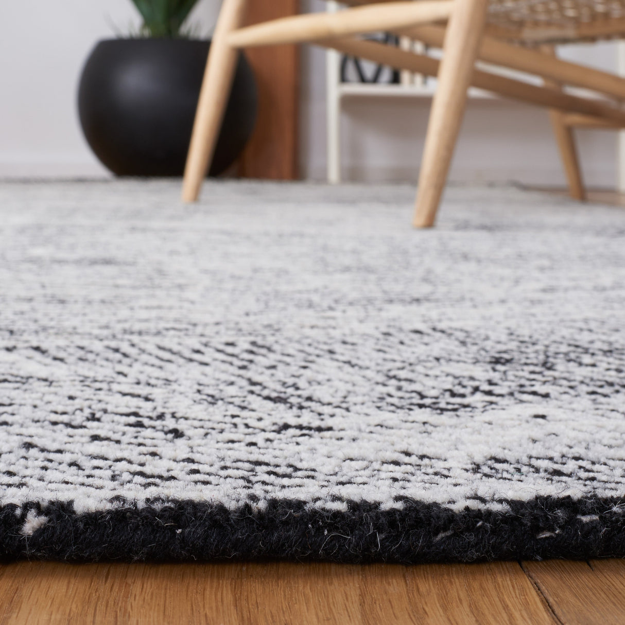 Safavieh Metro Met999Z Black/Ivory Rugs.