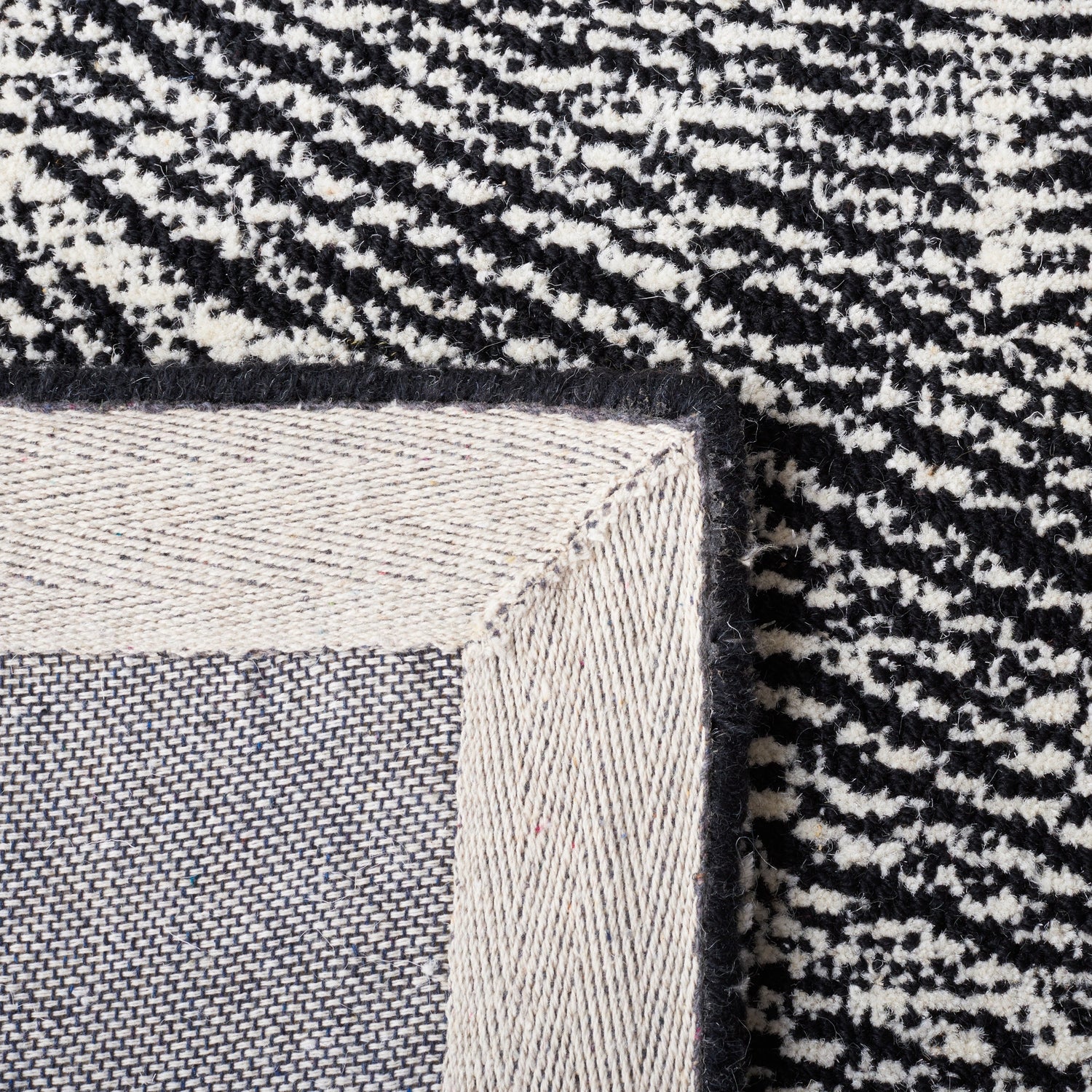Safavieh Metro Met999Z Black/Ivory Rugs.