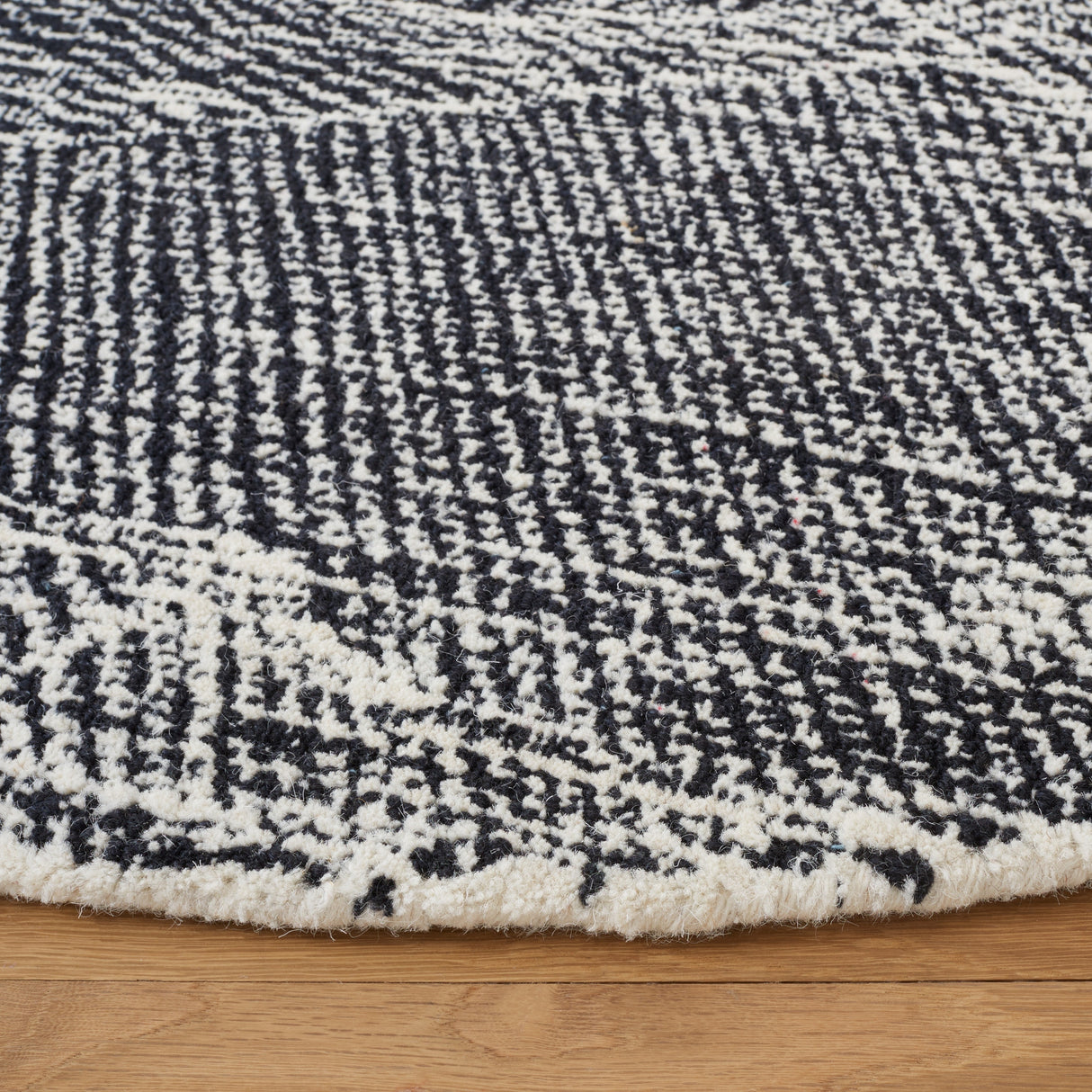 Safavieh Metro Met999Z Black/Ivory Rugs.