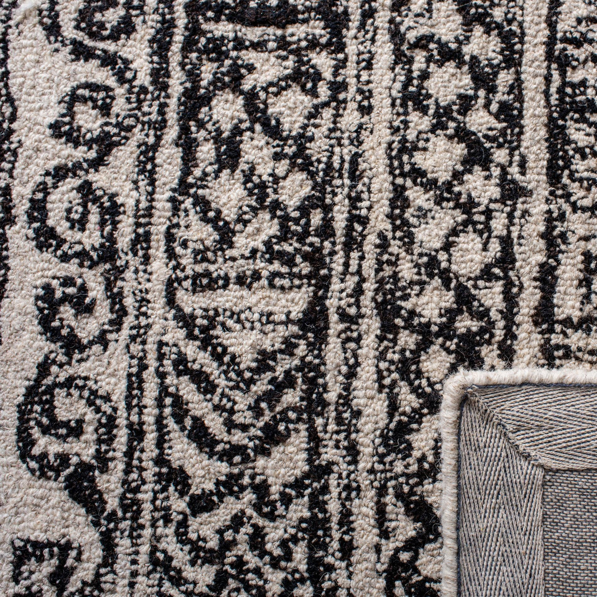 Safavieh Micro-Loop Mlp228A Ivory/Black Rugs.