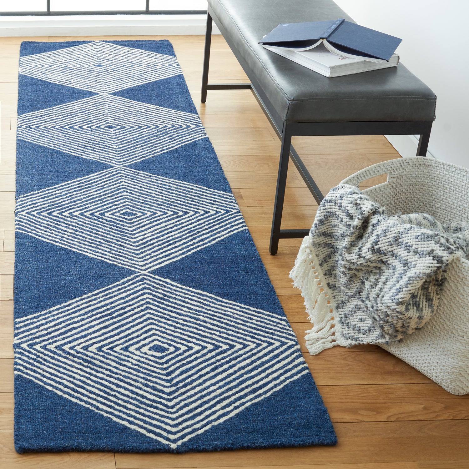 Safavieh Micro-Loop Mlp618N Navy/Ivory Rugs.