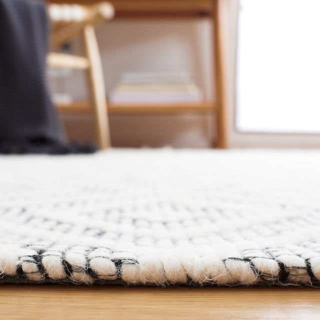 Safavieh Marbella Mrb206Z Ivory/Black Rug.