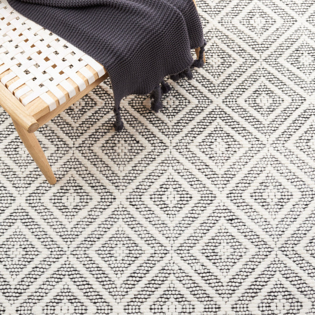 Safavieh Marbella Mrb206Z Ivory/Black Rug.