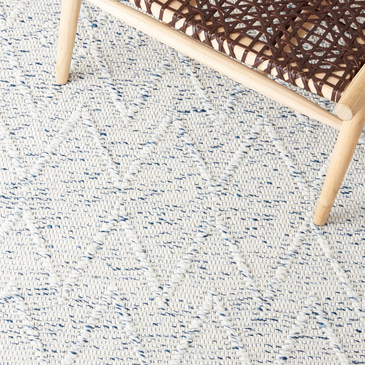 Safavieh Marbella Mrb302M Blue/Ivory Rug.