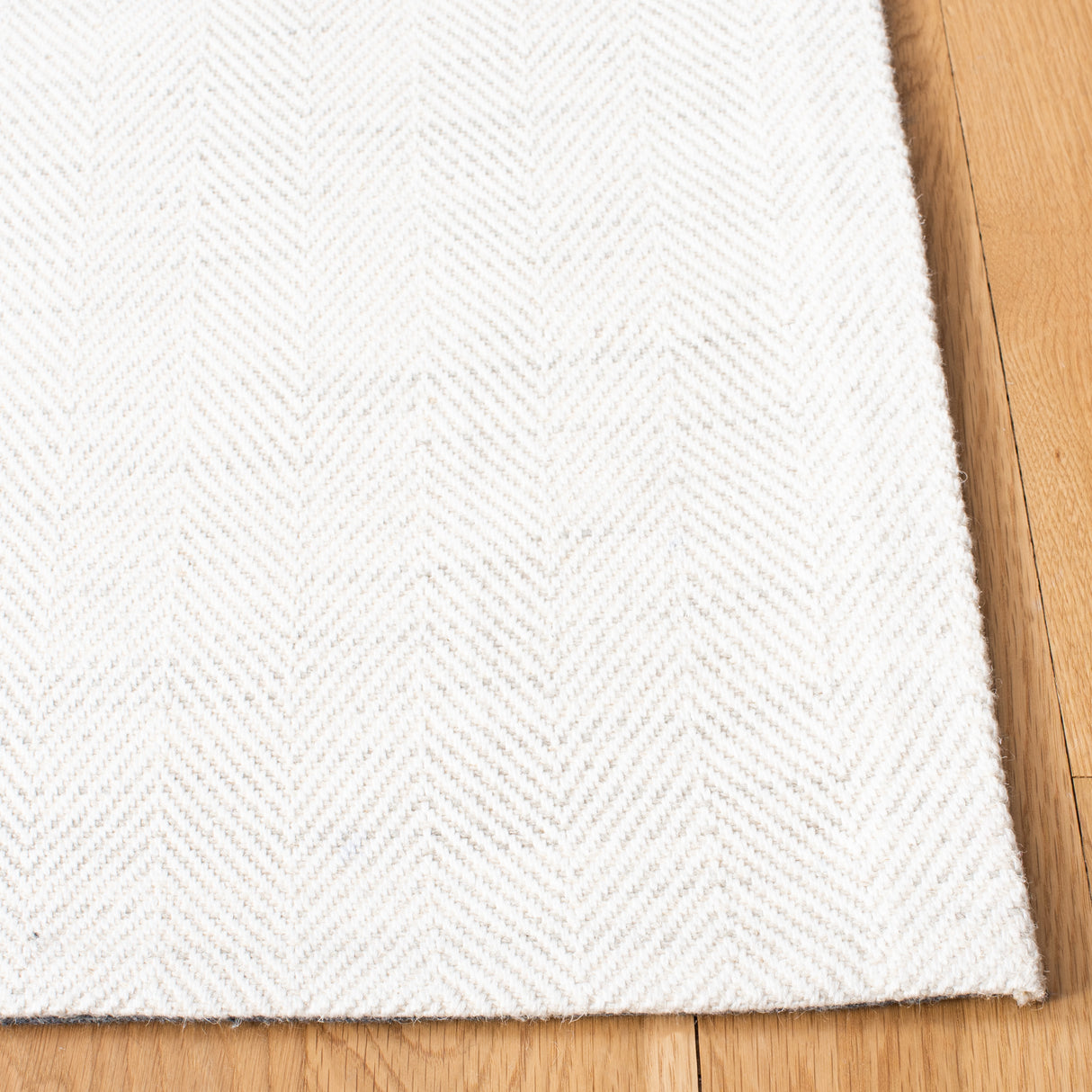 Safavieh Marbella Mrb313G Silver/Ivory Rug.