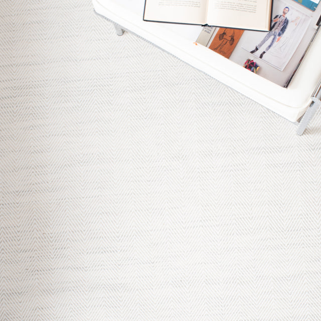 Safavieh Marbella Mrb313G Silver/Ivory Rug.