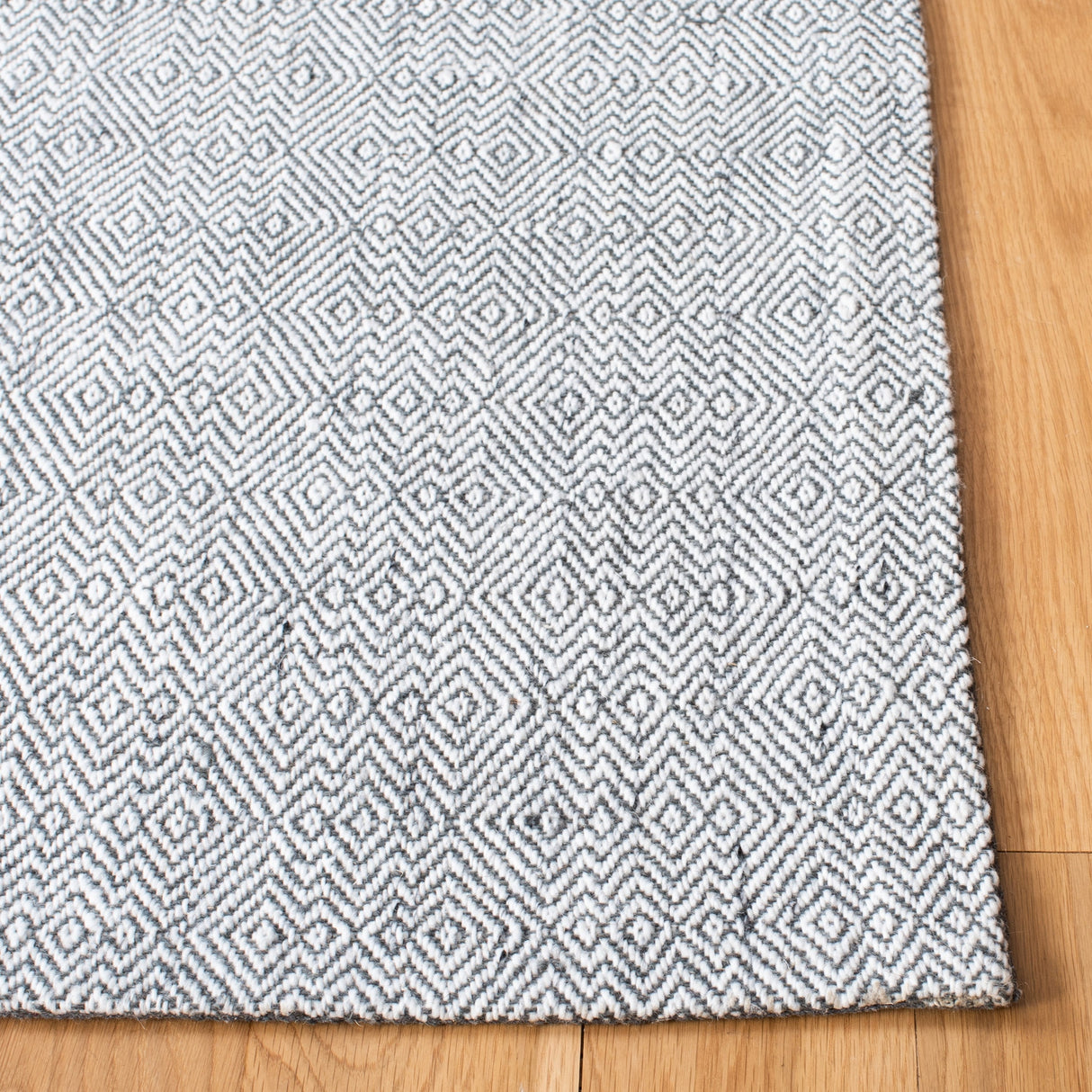Safavieh Marbella Mrb316H Dark Grey/Ivory Rug.