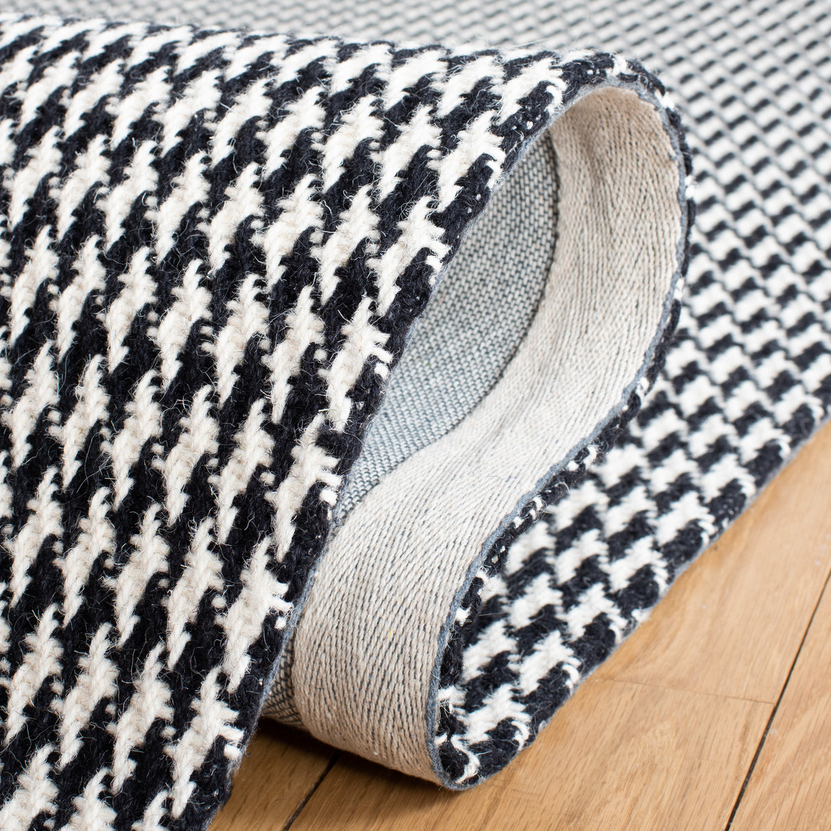 Safavieh Marbella Mrb319Z Black/Ivory Rug.