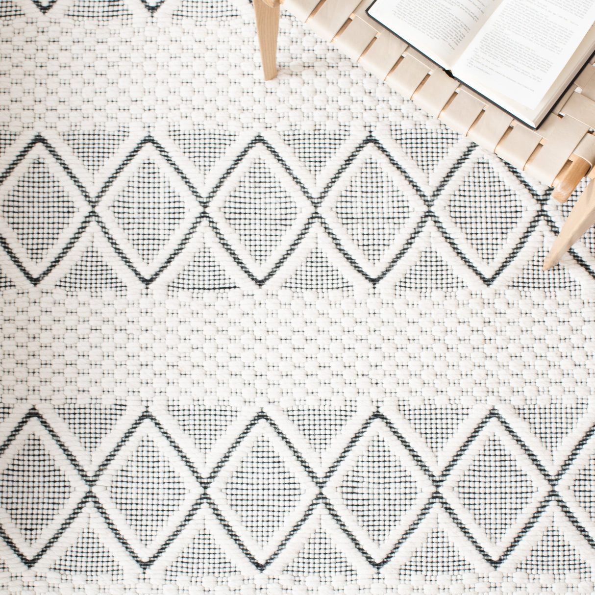 Safavieh Marbella Mrb320A Ivory/Black Rug.