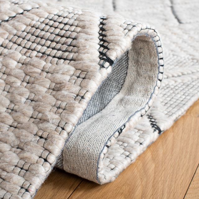 Safavieh Marbella Mrb320G Silver/Black Rug.