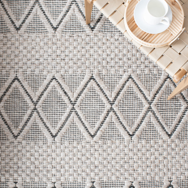 Safavieh Marbella Mrb320G Silver/Black Rug.