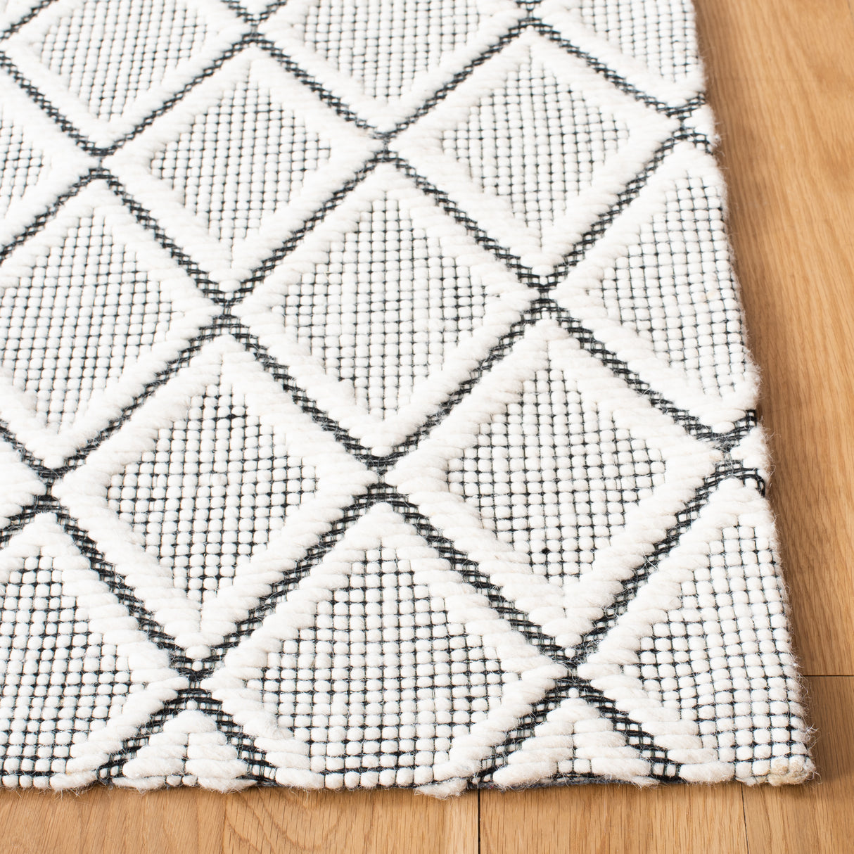 Safavieh Marbella Mrb321A Ivory/Black Rug.