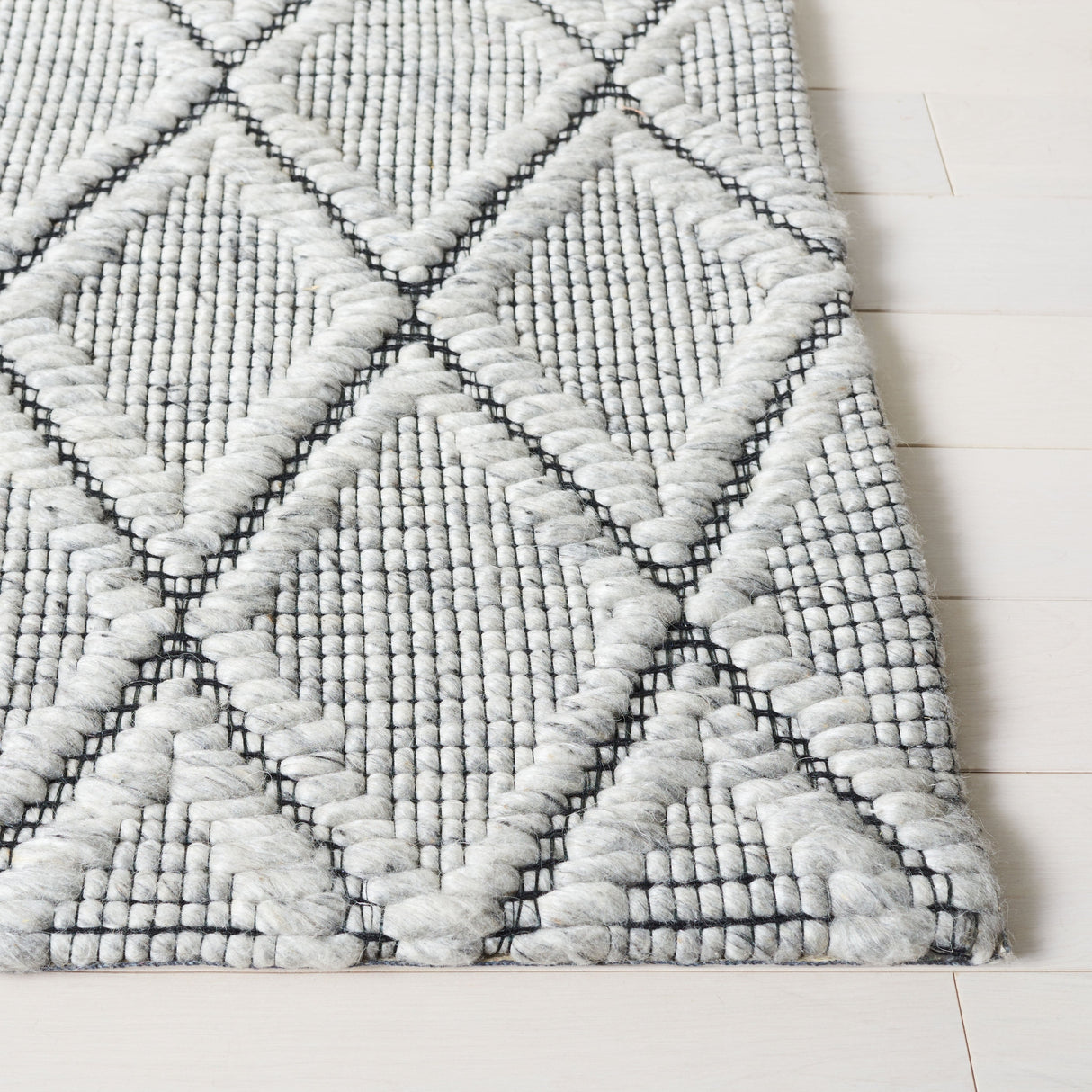 Safavieh Marbella Mrb321F Light Grey/Black Rug.