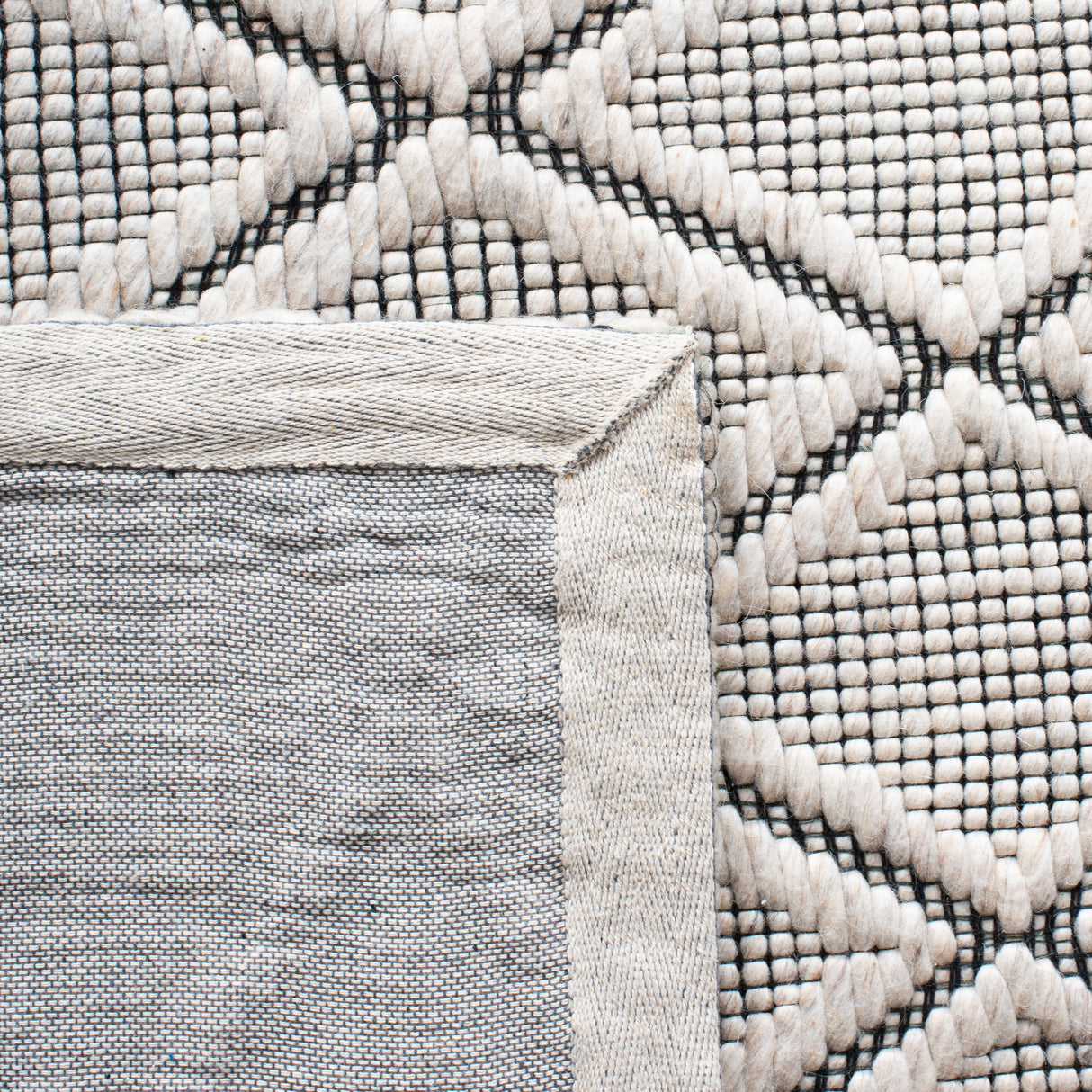 Safavieh Marbella Mrb321G Silver/Black Rug.