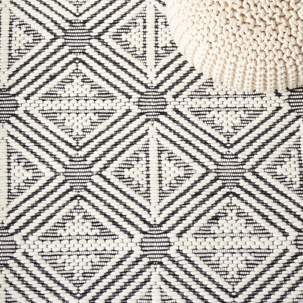 Safavieh Marbella Mrb451A Ivory/Black Rug.