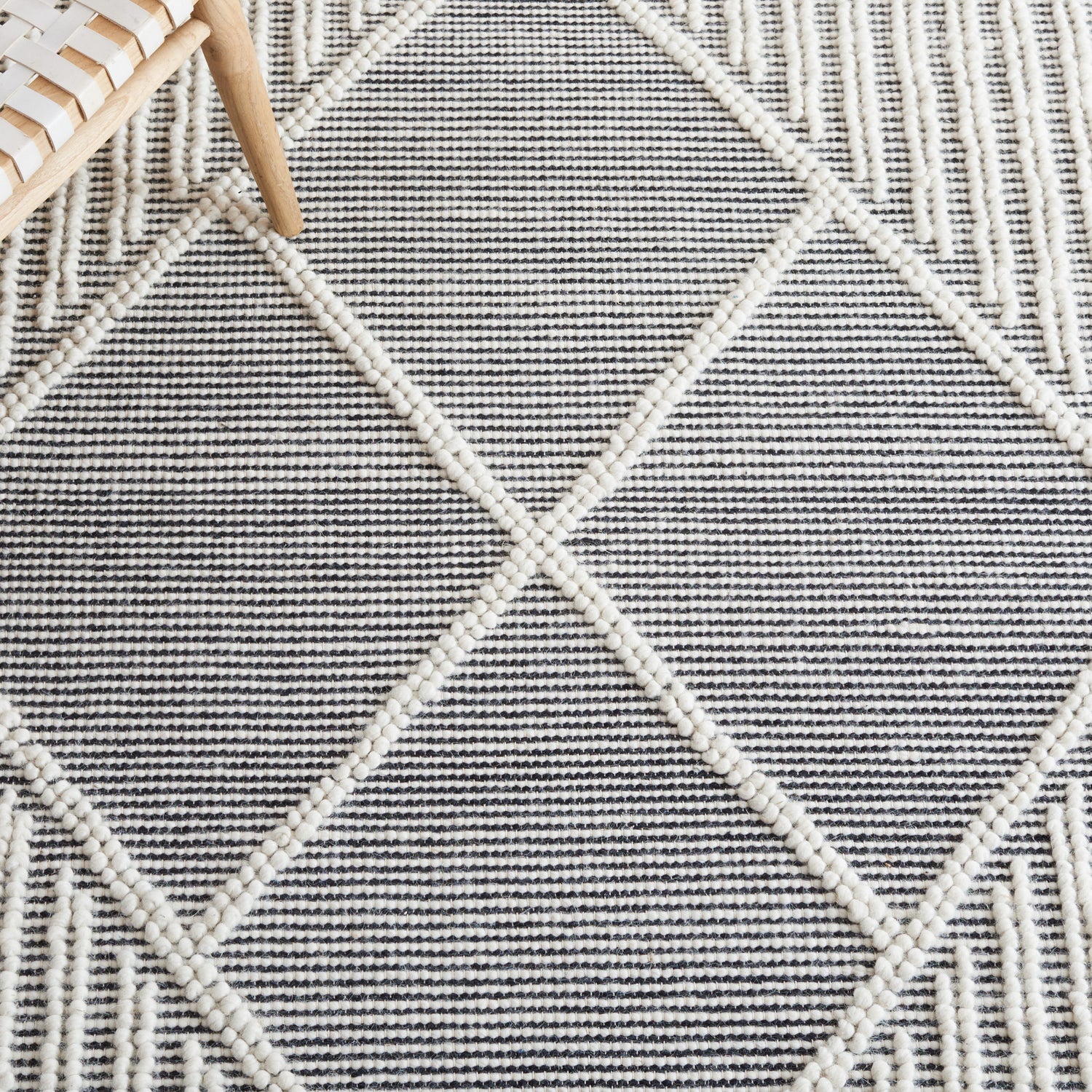 Safavieh Marbella Mrb475A Ivory/Black Rug.