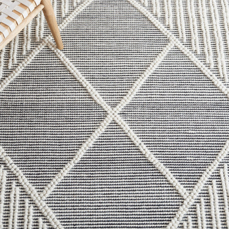 Safavieh Marbella Mrb475A Ivory/Black Rug.
