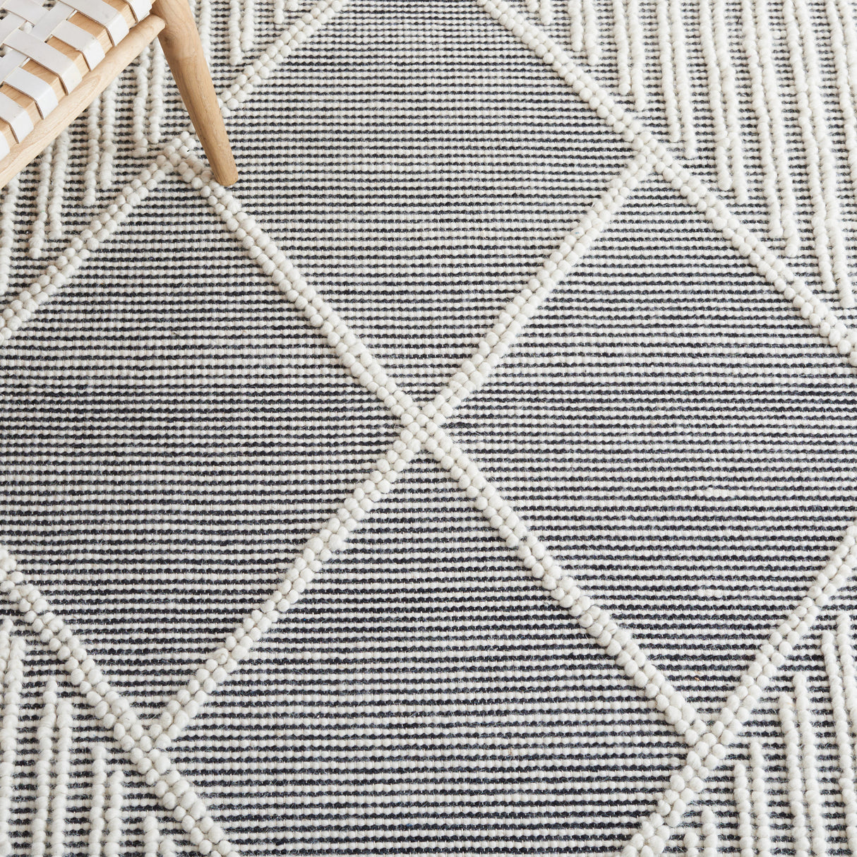 Safavieh Marbella Mrb475A Ivory/Black Rug.