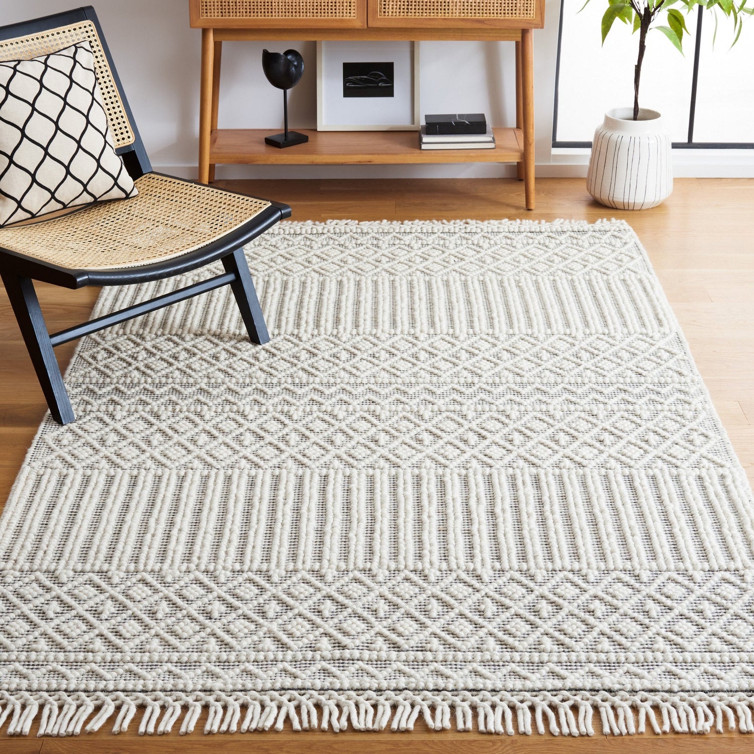 Safavieh Marbella Mrb476A Ivory/Black Rug.