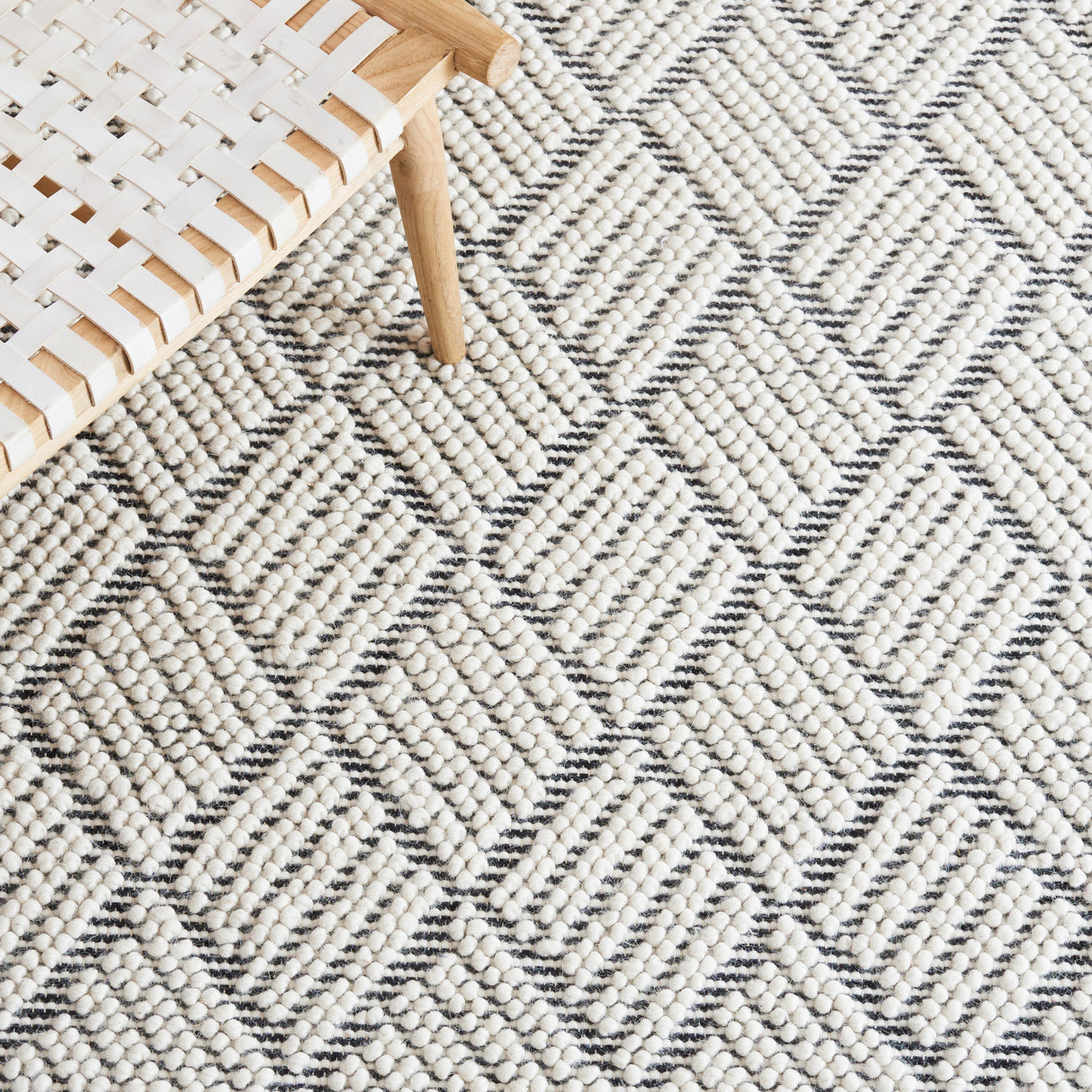 Safavieh Marbella Mrb478A Ivory/Black Rug.